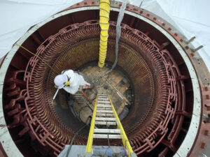A dry ice blaster removes carbon deposits from a generator stator